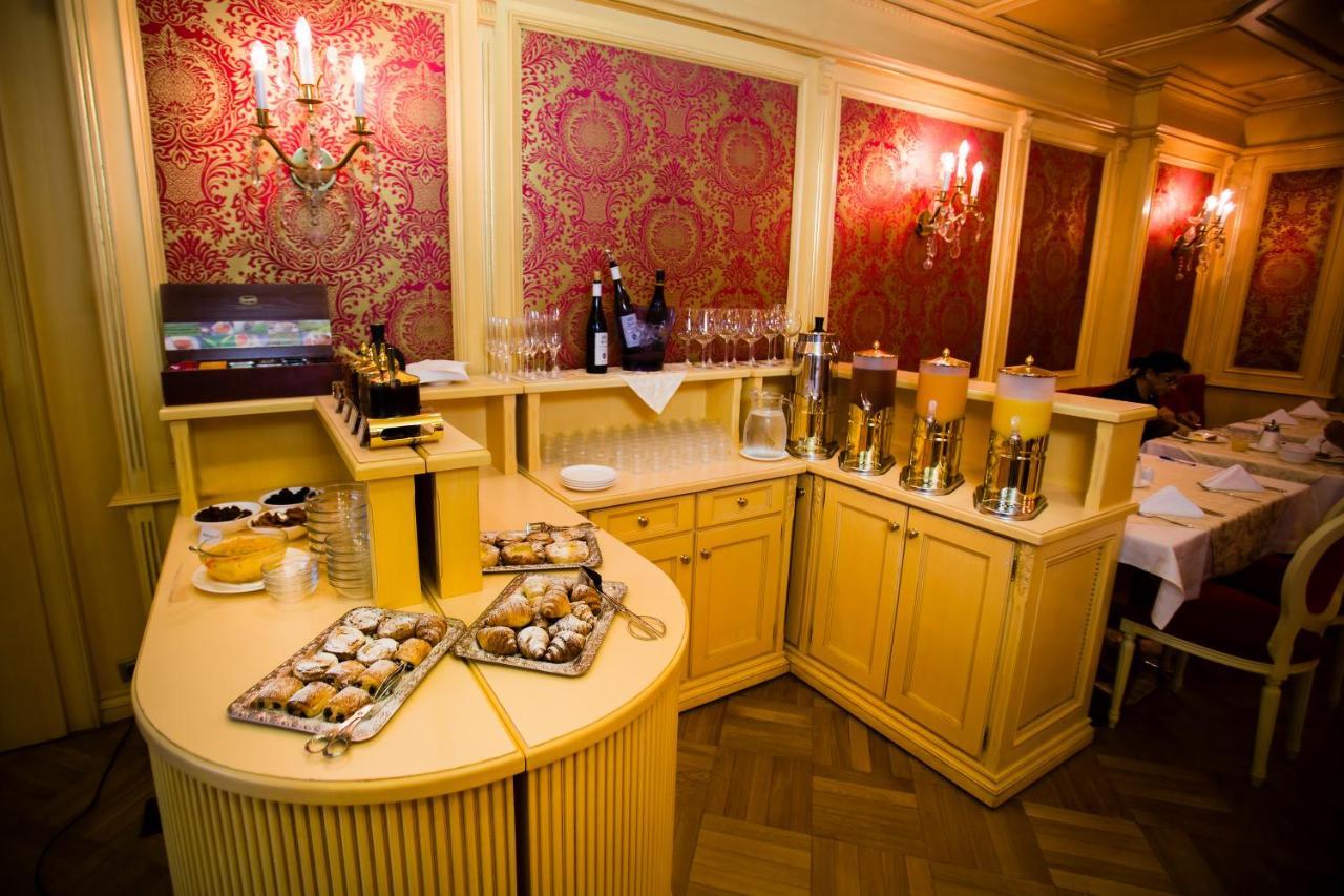 Luxury Family Hotel Royal Palace Prague Ngoại thất bức ảnh The interior of the restaurant