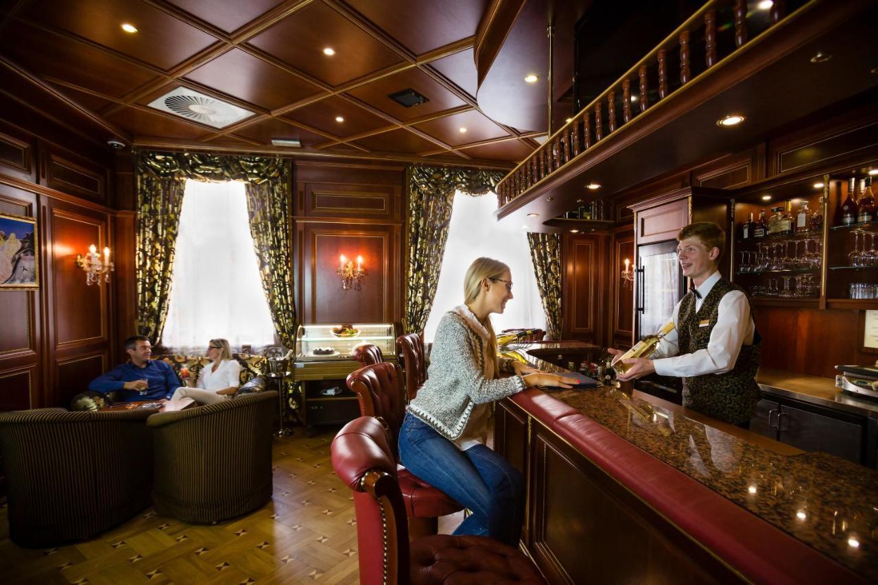 Luxury Family Hotel Royal Palace Prague Ngoại thất bức ảnh The bar