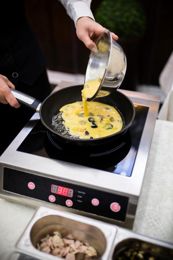 Luxury Family Hotel Royal Palace Prague Ngoại thất bức ảnh Induction cooking