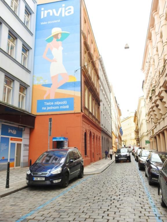 Luxury Family Hotel Royal Palace Prague Ngoại thất bức ảnh View of the street