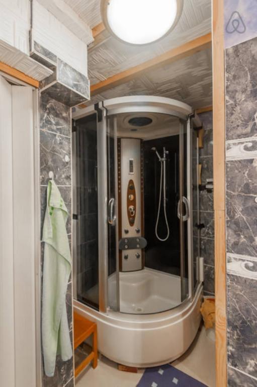 Luxury Family Hotel Royal Palace Prague Ngoại thất bức ảnh A shower cubicle