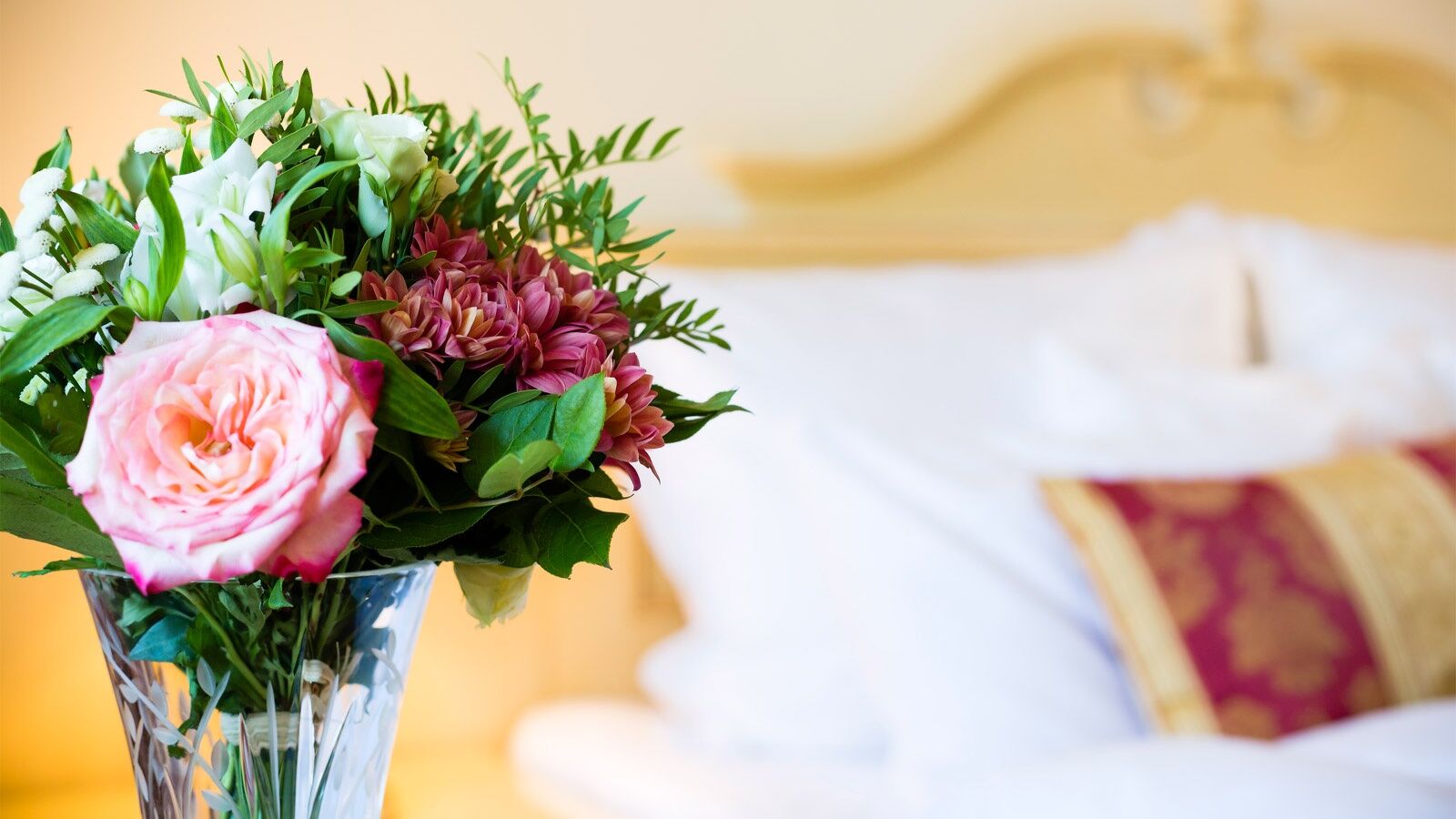 Luxury Family Hotel Royal Palace Prague Phòng bức ảnh A bouquet of flowers