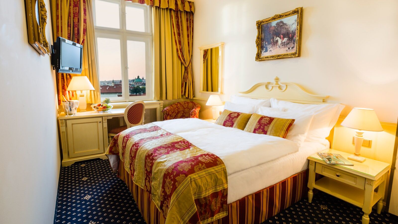 Luxury Family Hotel Royal Palace Prague Phòng bức ảnh A room at the hotel