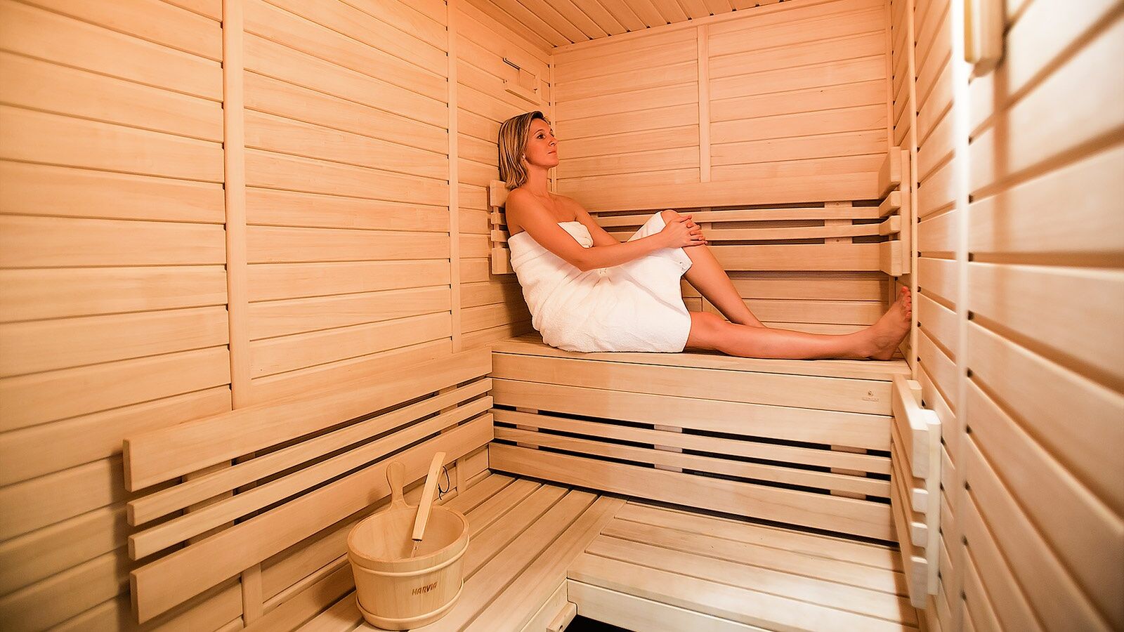 Luxury Family Hotel Royal Palace Prague Tiện nghi bức ảnh A woman in a sauna